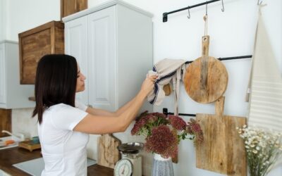 Jak twórczo ozdobić szafki kuchenne i odmienić wygląd kuchni?