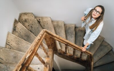 Jak kreatywnie ozdobić ściany na klatce schodowej i odmienić wygląd budynku?