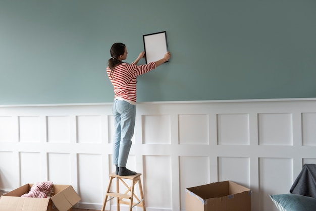 Jak kreatywnie ozdobić ściany w pokoju, by odzwierciedlały Twoją osobowość?