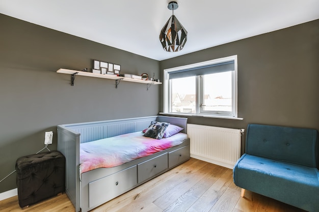 Jak sprytnie zaprojektować bardzo mały pokój i wykorzystać każdy centymetr?