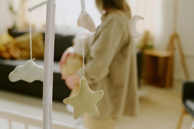 Jak udekorować pokój niemowlaka, by był przytulny i bezpieczny?