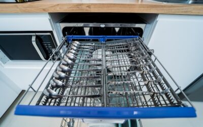 Jak wybrać między koszyczkiem a szufladą na sztućce w zmywarce?