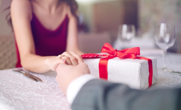 Jak zaskoczyć narzeczoną wyjątkowym prezentem?