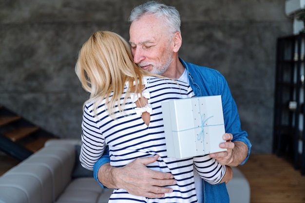 Jaki prezent na 50 urodziny męża sprawi mu największą radość?