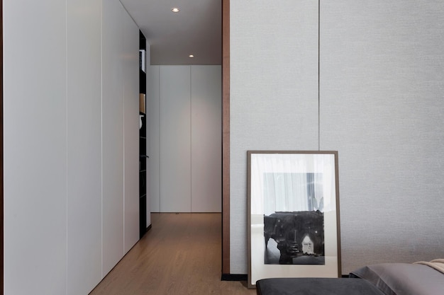 Co dać na ścianę do przedpokoju aby stworzyć przytulną atmosferę?