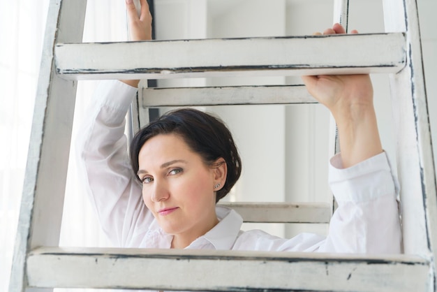 Co położyć na ściany w wiatrołapie aby było praktycznie i stylowo?