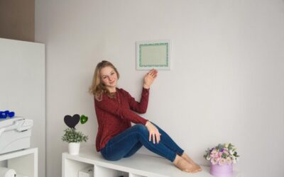 Jak ozdobić pustą ścianę w salonie, żeby nadać wnętrzu charakter?