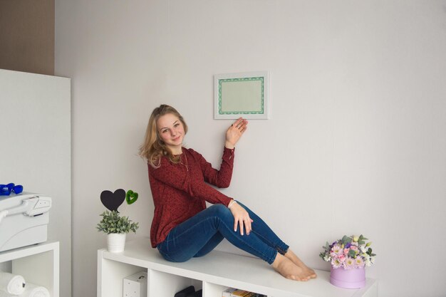 Jak ozdobić pustą ścianę w salonie, żeby nadać wnętrzu charakter?