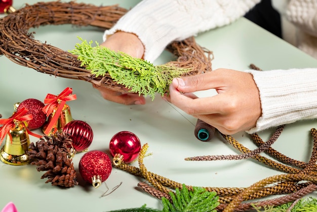 Jak zrobić stroik na wigilię z naturalnych materiałów?
