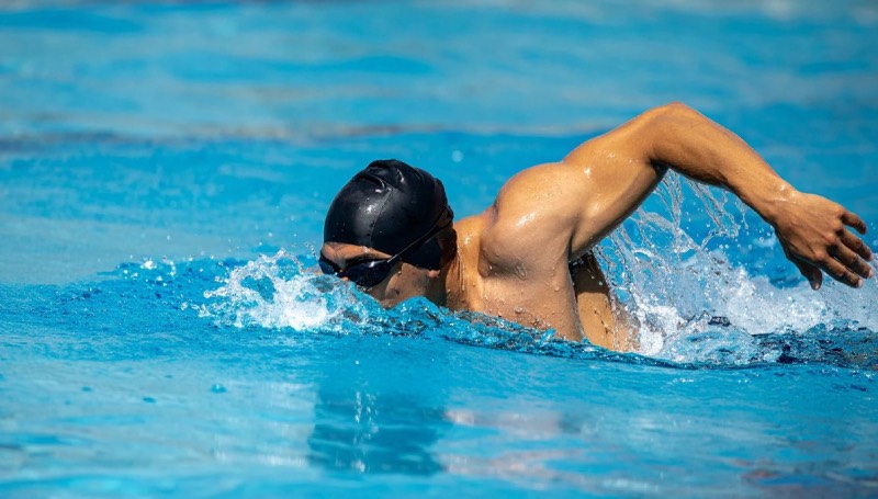 Nieoczywisty hit prezentowy: dlaczego profesjonalne okulary do pływania to strzał w dziesiątkę?