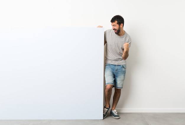 Co dać na pustą ścianę w salonie?