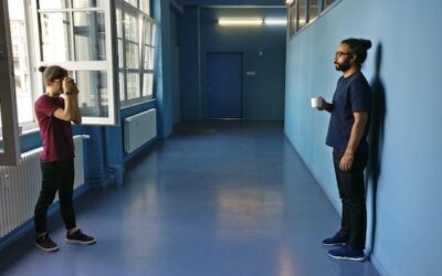 Co można położyć na ścianę w korytarzu żeby stworzyć przytulne wnętrze?