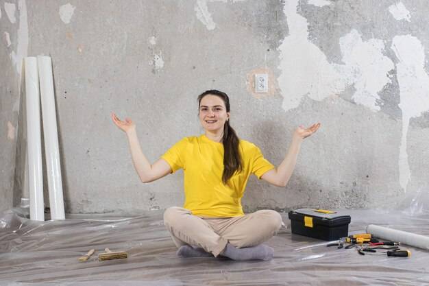 Co można zrobić na ścianie w pokoju, by odmienić wnętrze?