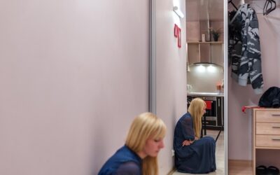 Co położyć na ściany w małym przedpokoju, żeby optycznie go powiększyć?