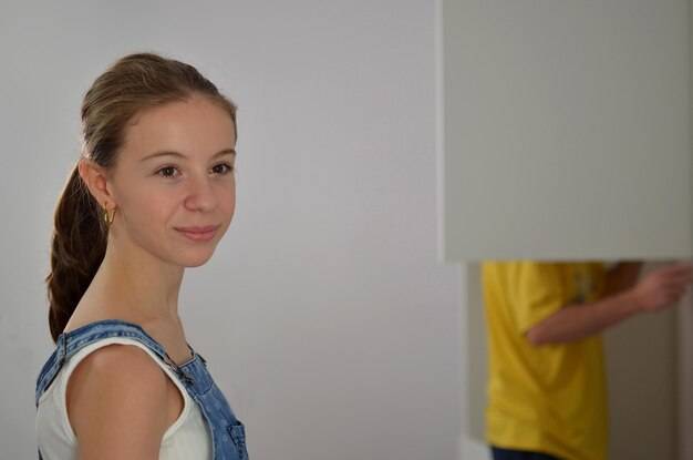 Czym zapełnić pustą ścianę w salonie?