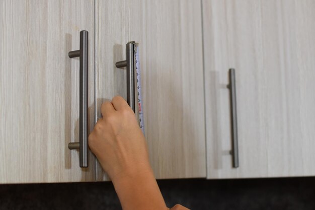 Gdzie znaleźć idealne zawiasy do szafek kuchennych?