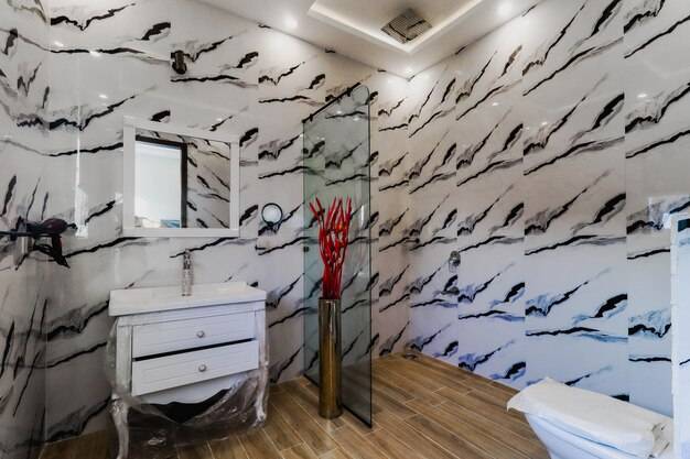 Ile zapłacisz za płytki do łazienki?