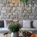 Jak ozdobić ścianę kamieniem w nowoczesnym wnętrzu?