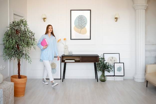 Jak ozdobić ścianę w przedpokoju, by stworzyć przytulne wnętrze?