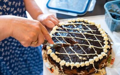 Jak stworzyć efektowne dekoracje tortów we własnej kuchni?