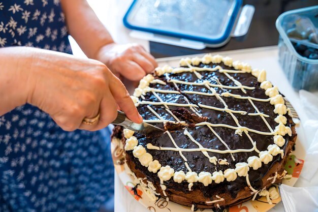 Jak stworzyć efektowne dekoracje tortów we własnej kuchni?