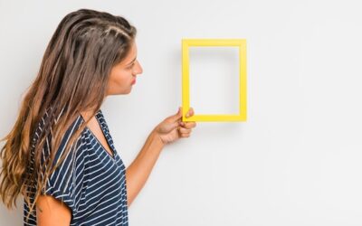 Jak udekorować pustą ścianę w salonie?