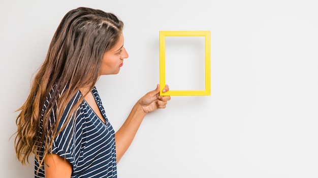 Jak udekorować pustą ścianę w salonie?