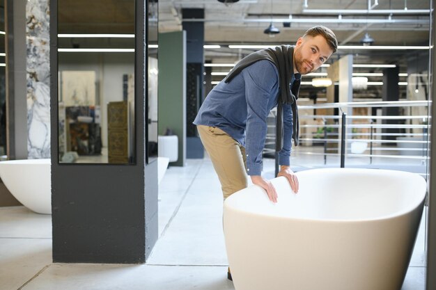 Jak wyposażyć małą łazienkę, by zyskać więcej przestrzeni?