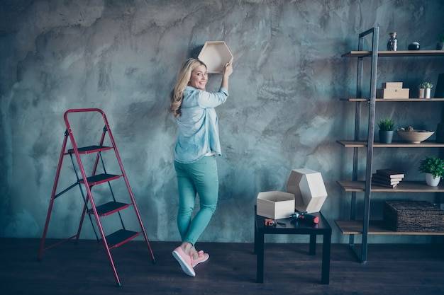 Jak zaaranżować ścianę w salonie żeby nadać wnętrzu charakter?