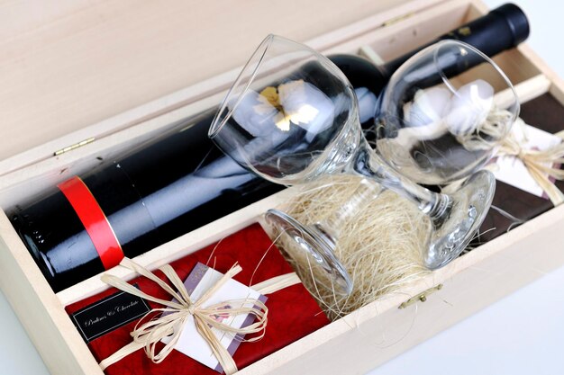 Jak zapakować wino na prezent weselny w elegancki sposób?