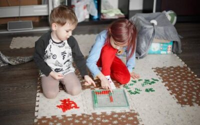 Jakie gry dla dwulatka rozwijają wyobraźnię i motorykę?