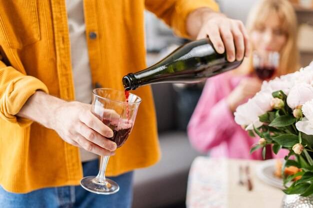 Wino zamiast kwiatów na wesele jak zapakować elegancki upominek?