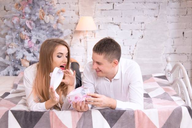 Co kupić młodej parze na prezent, żeby sprawić im radość?