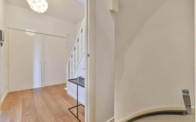 Czym wyłożyć ściany w przedpokoju aby stworzyć przytulne wnętrze?