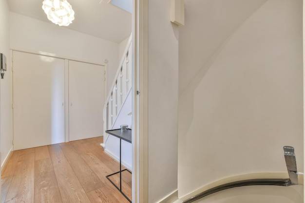 Czym wyłożyć ściany w przedpokoju aby stworzyć przytulne wnętrze?