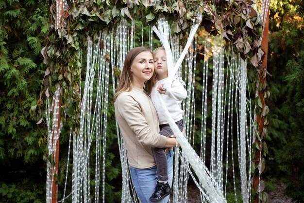 Jak oryginalnie udekorować bramę weselną?