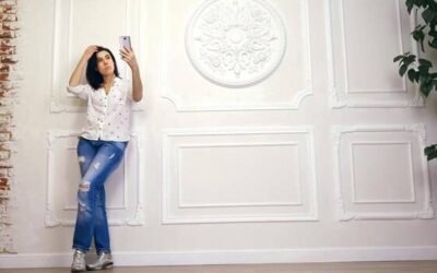 Jak ozdobić białą ścianę w salonie i nadać wnętrzu charakter?