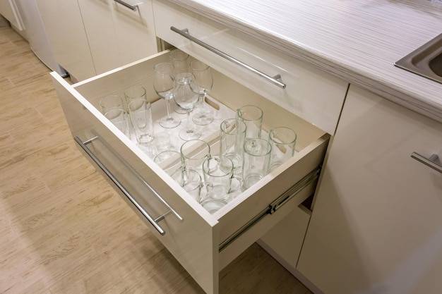 Co można zastosować między szafkami w kuchni 2026?