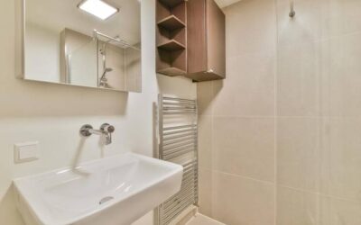 Jak urządzić małą łazienkę w bloku zdjęcia inspiracji dla nowoczesnych wnętrz