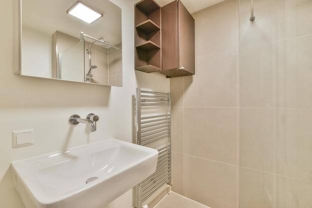 Jak urządzić małą łazienkę w bloku zdjęcia inspiracji dla nowoczesnych wnętrz