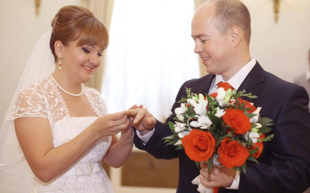Co się daje na ślub cywilny i jak wybrać prezent dla pary młodej?